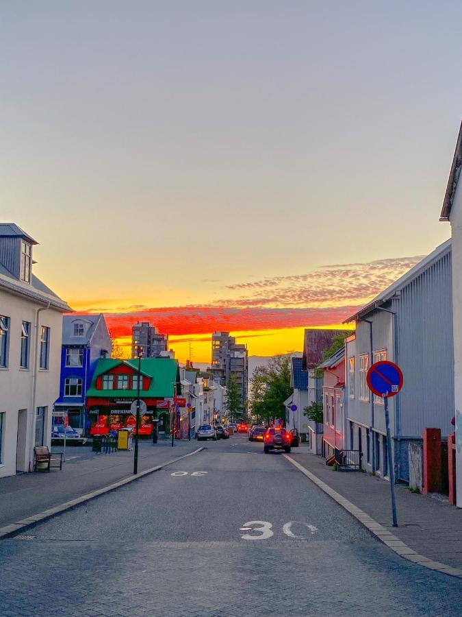 Enjoy Reykjavik Yellow Door Apartment Экстерьер фото